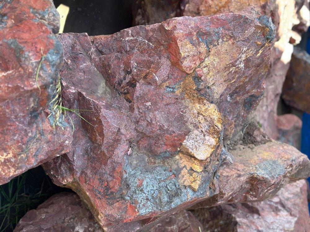 Камни для ландшафтного дизайна красно-фиолетовые 10-60 килограмм купить в Туринске