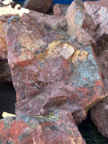 Камни для ландшафтного дизайна красно-фиолетовые 10-60 килограмм купить в Туринске