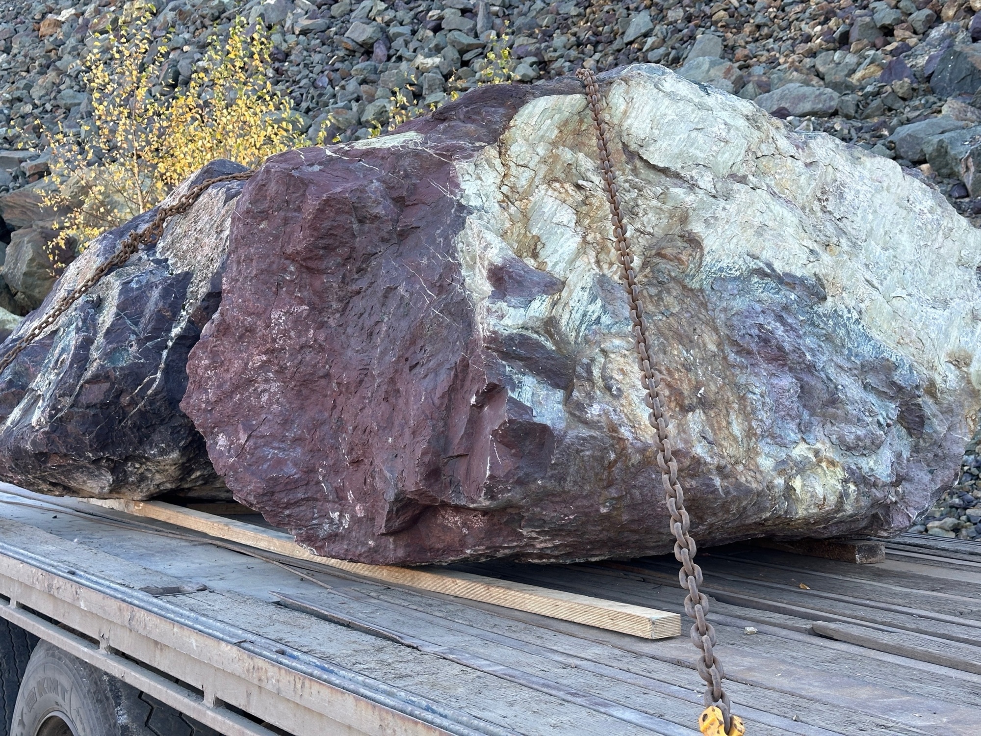 Огромные красно-фиолетовые валуны для ландшафтного дизайна весом более 5 тонн купить в Туринске