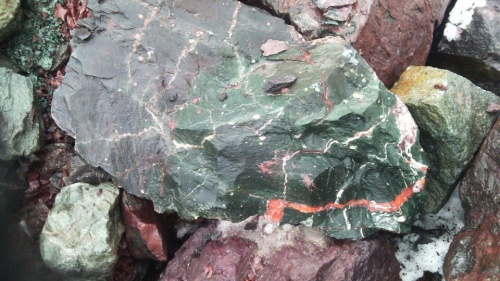 Гигантские зелёные валуны для ландшафтного дизайна весом более 5 тонн купить в Туринске