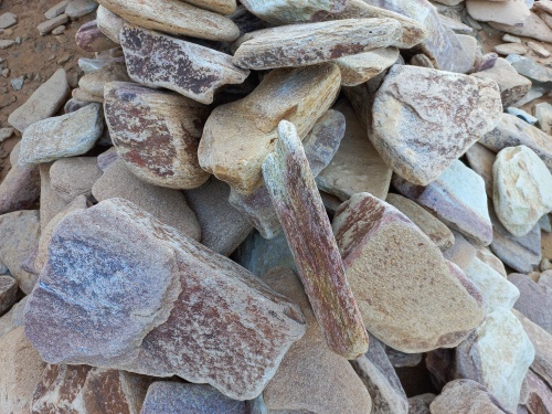 Златолит жёлтый, жёлто-зелёный глыбки и валуны для ланшафтного дизайна купить в Туринске