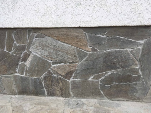 Плитняк златолит Уральский для цоколя, отмостки купить в Туринске