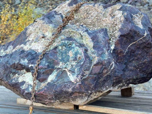 Огромные красно-фиолетовые валуны для ландшафтного дизайна весом более 5 тонн купить в Туринске