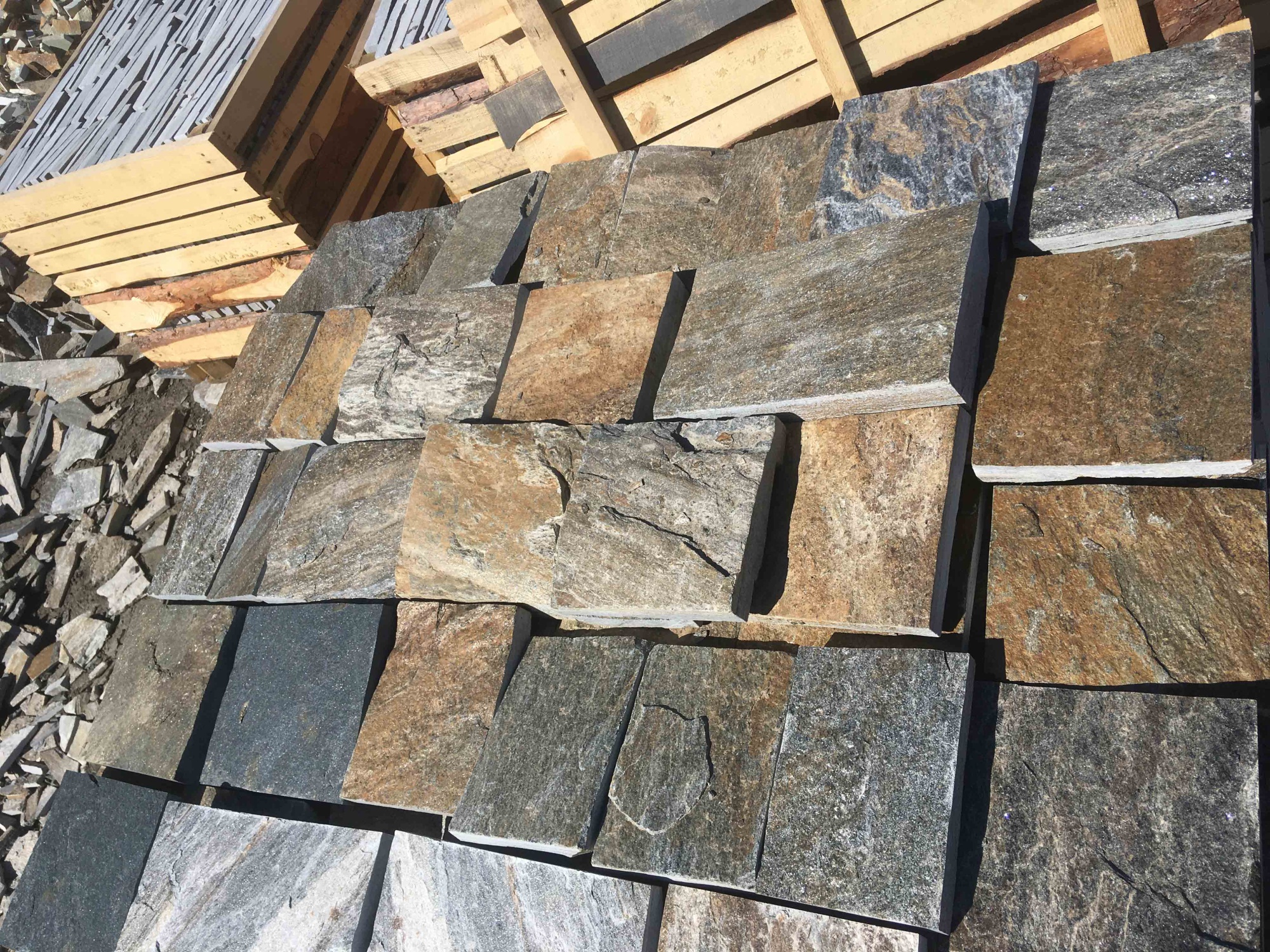 Плитка пилёная златолит Уральский для фасада купить в Туринске