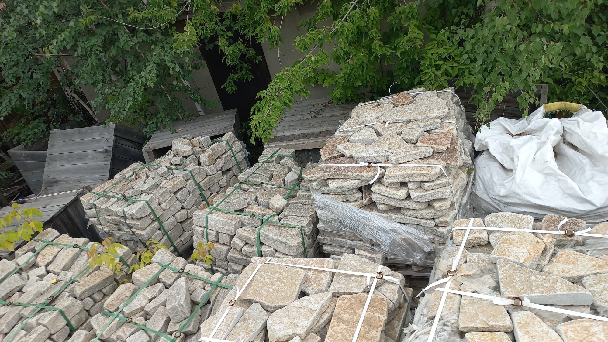 Плитняк гранитный галтованный купить в Туринске