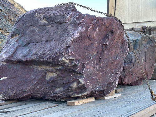 Огромные красно-фиолетовые валуны для ландшафтного дизайна весом более 5 тонн купить в Туринске