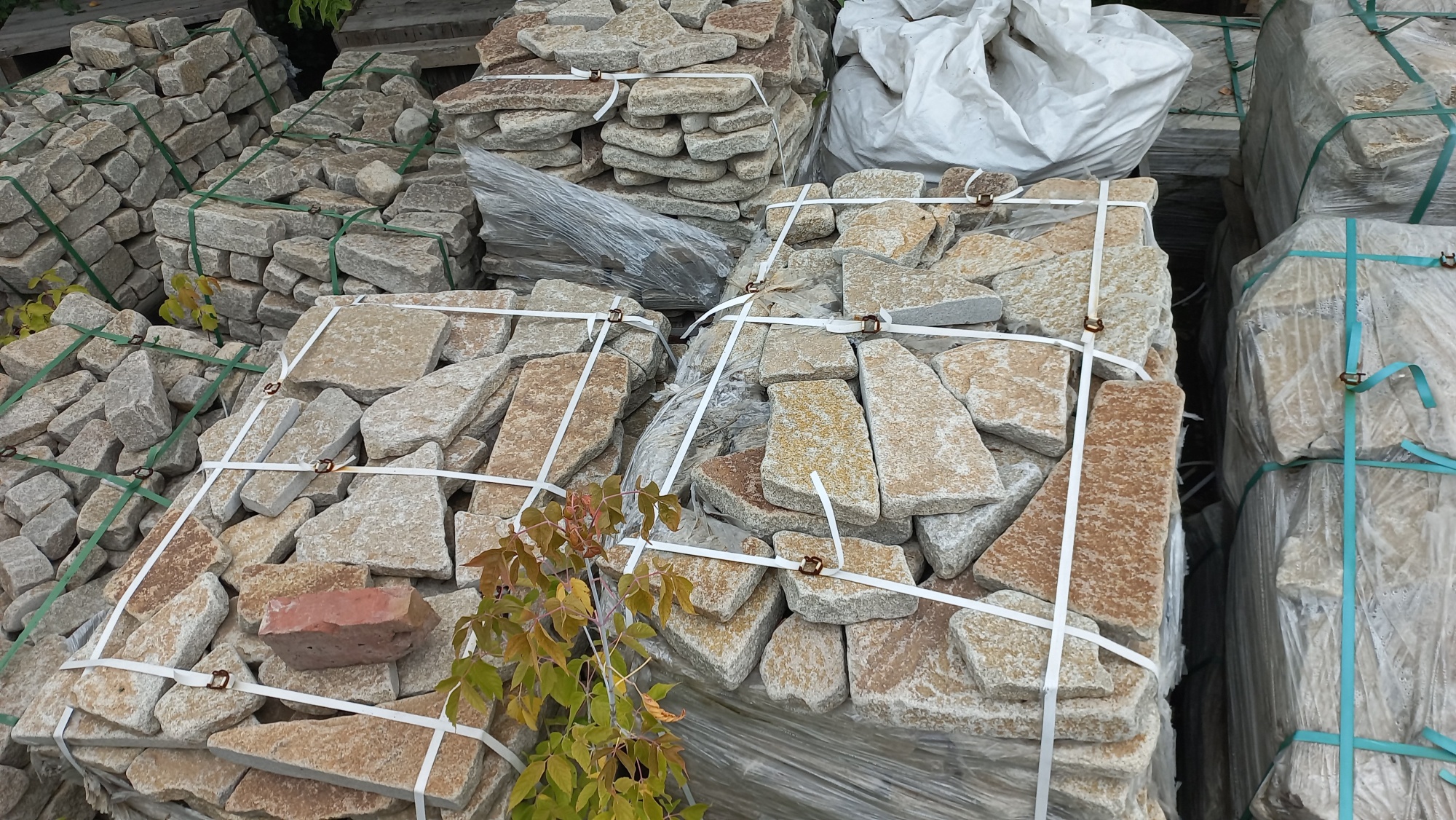 Плитняк гранитный галтованный купить в Туринске