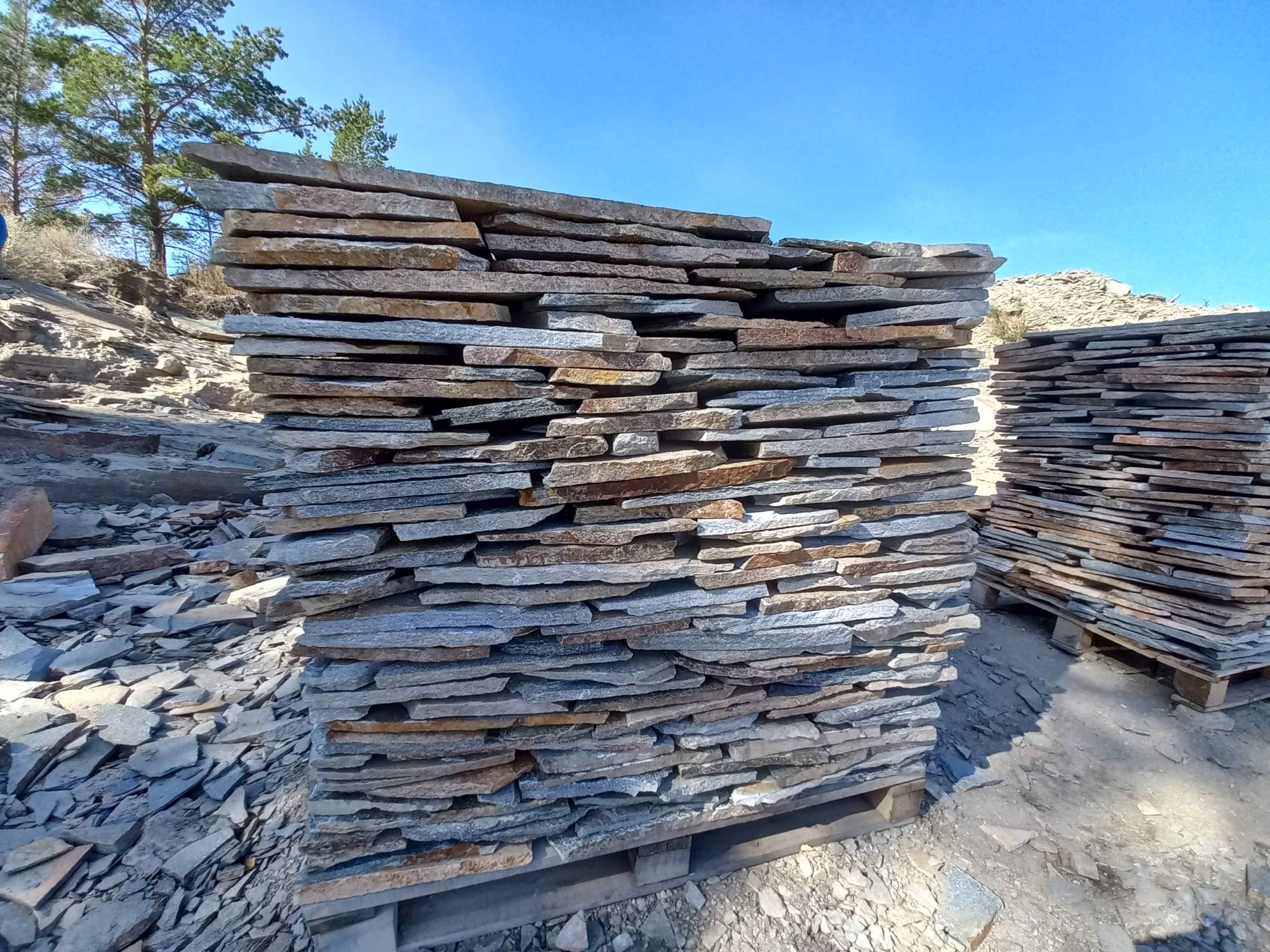 Плитняк златолит серебристый для фасада купить в Туринске