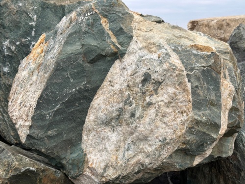 Гигантские зелёные валуны для ландшафтного дизайна весом более 5 тонн купить в Туринске