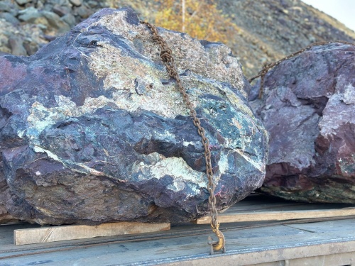 Огромные красно-фиолетовые валуны для ландшафтного дизайна весом более 5 тонн купить в Туринске